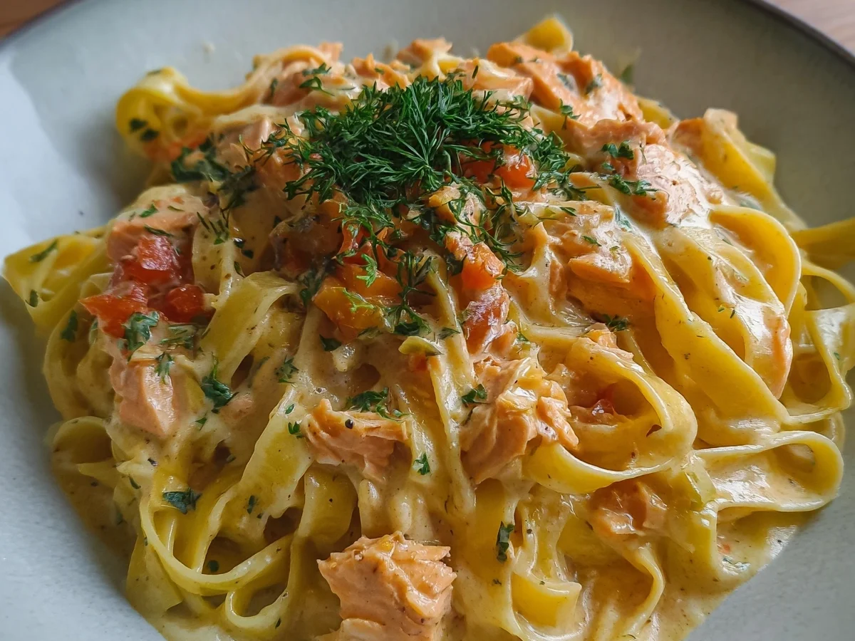 Bandnudeln mit Lachs-Sahnesoße: Schnell & Lecker Rezept - Bild 2