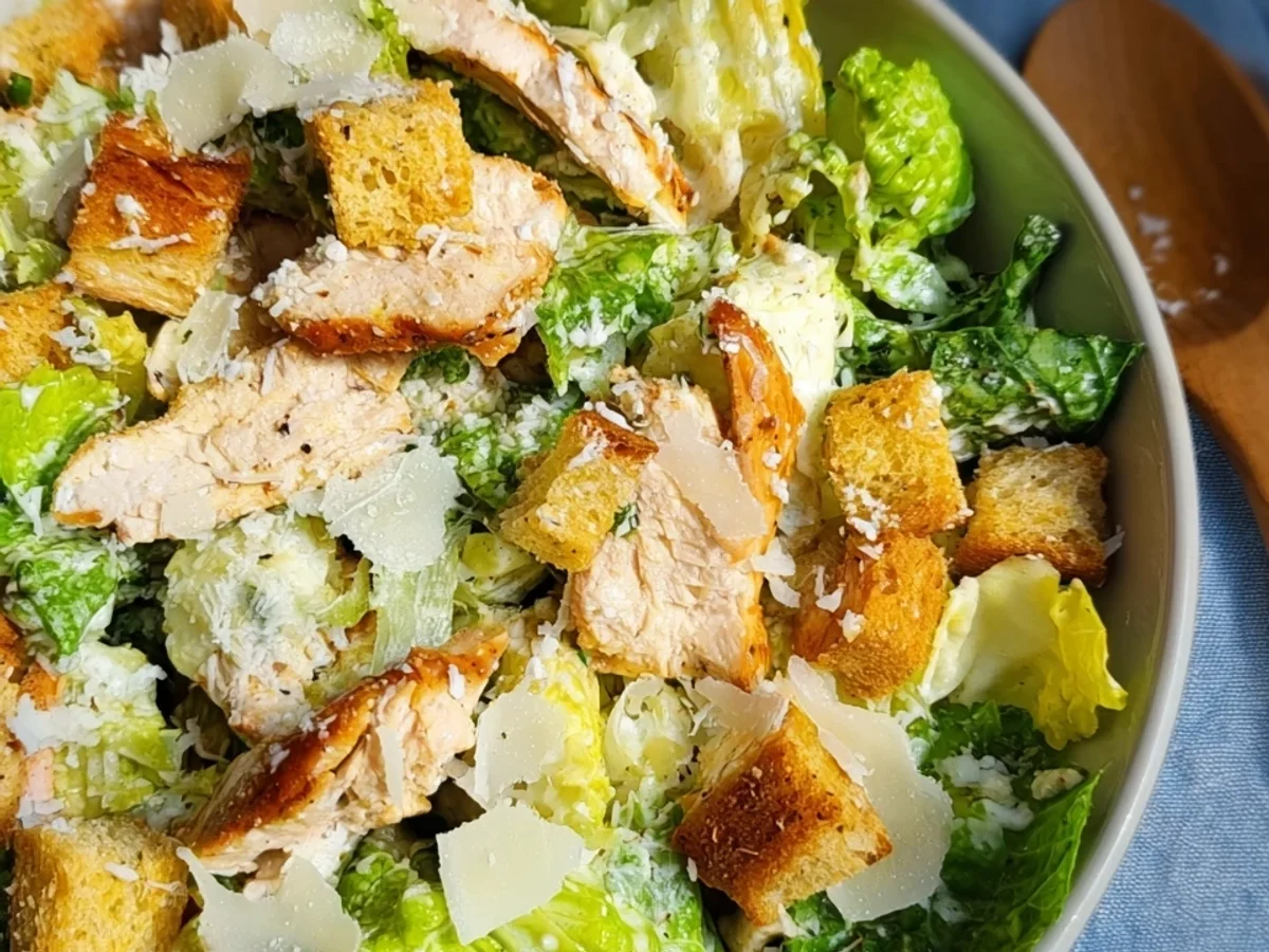 Klassischer Caesar Salat mit Hähnchen - Bild 2