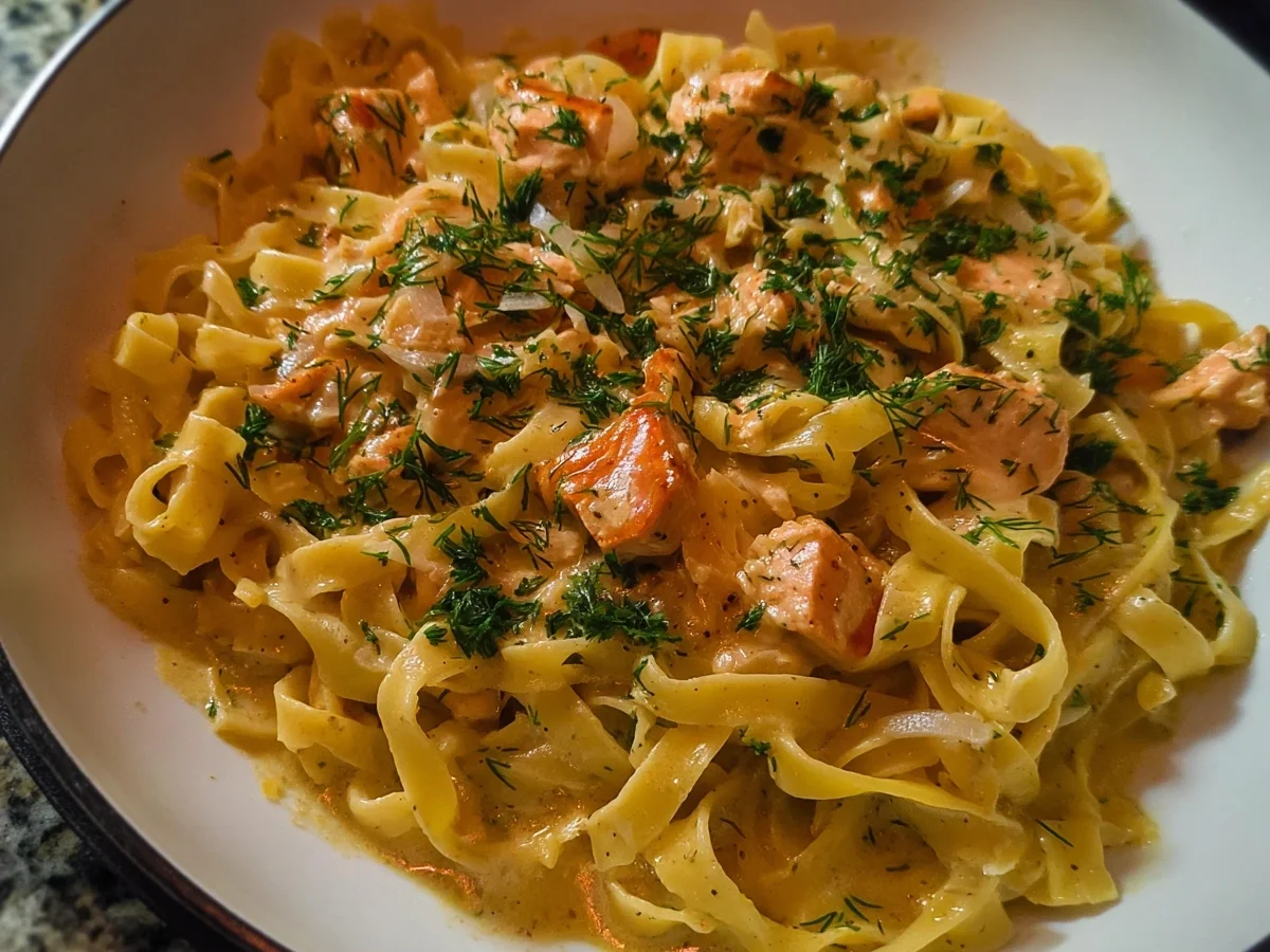 Bandnudeln mit Lachs-Sahnesoße: Schnell & Lecker Rezept - Beitragsbild