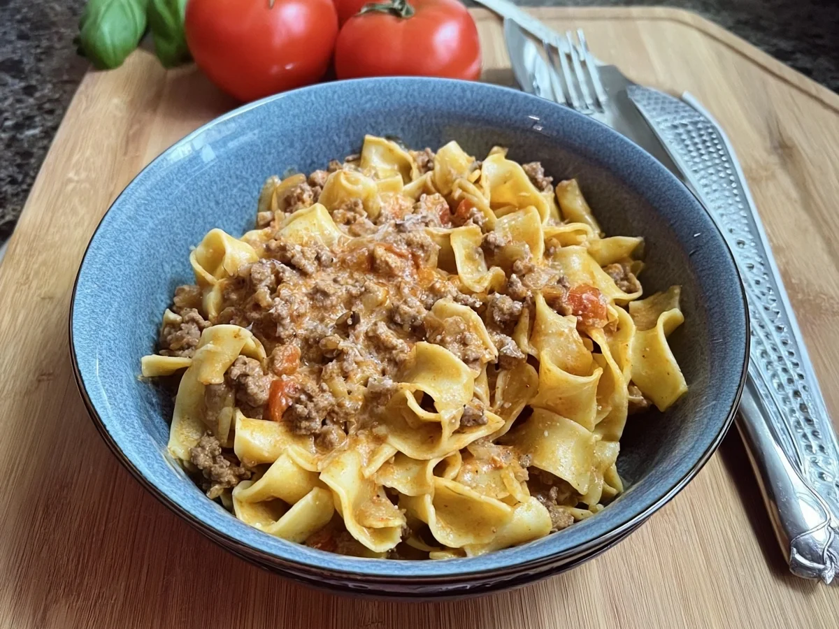 Cremige Bandnudeln mit Hackfleischsauce: Familienrezept - Beitragsbild