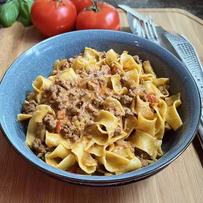 Cremige Bandnudeln mit Hackfleischsauce: Familienrezept