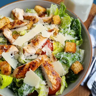 Klassischer Caesar Salat mit Hähnchen