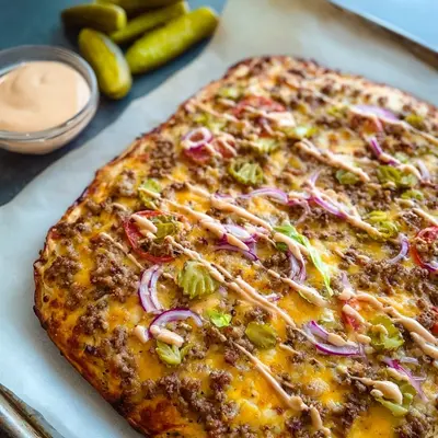 Low Carb Big Mac Pizza vom Blech: Schnelles Rezept