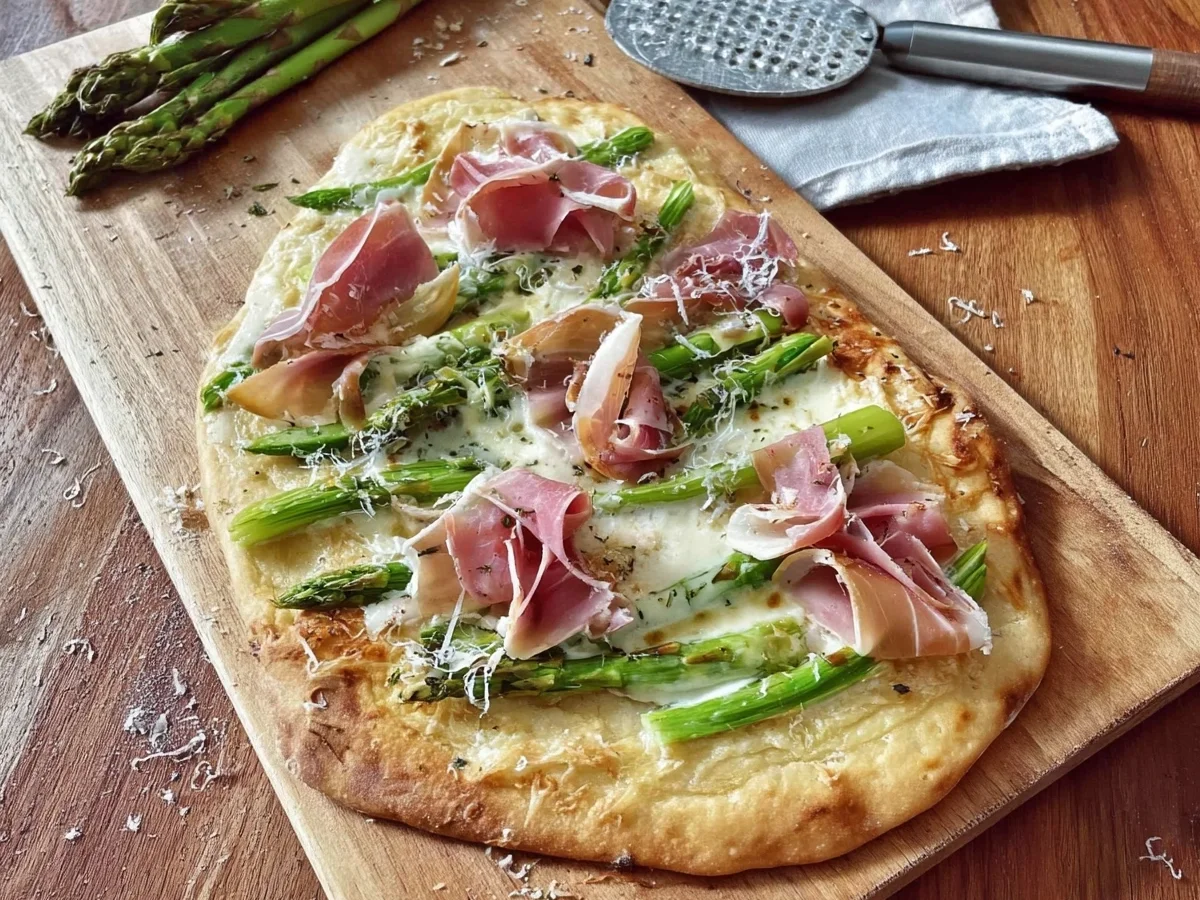Schneller Flammkuchen mit grünem Spargel & Truthahn - Beitragsbild